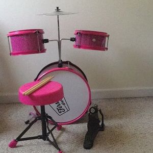 This is a nice sparkling pink drum set